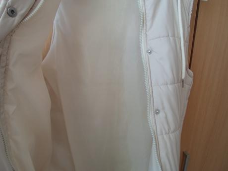 Béžová dlouhá zateplená vesta, s