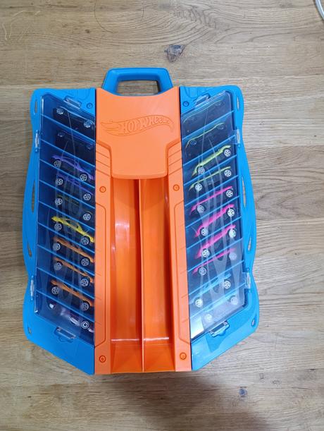 Sada aut v boxu hot wheels,