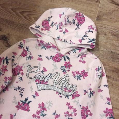 Mikina s kytkami a třpytkatým nápisem, c&a,134