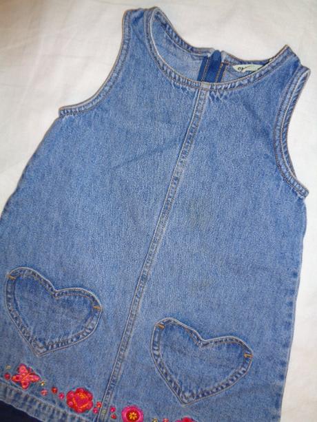 Luxusní riflové vyšívané šaty - srdíčka, 92