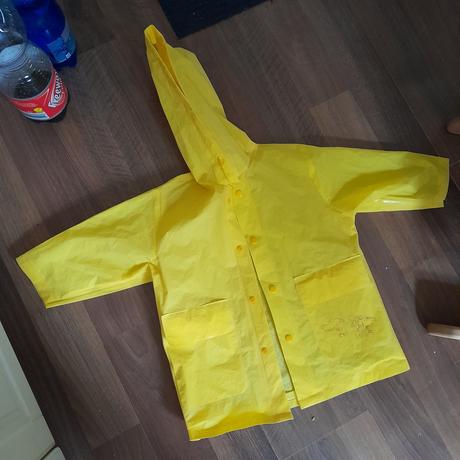Malá žlutá pláštěnka používaná 98, 98