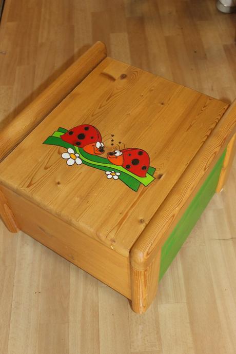 Dřevěný kontejner na kolečkách na hračky + sezení,