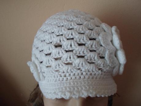 Bílá háčkovaná čepice bekovka, 116