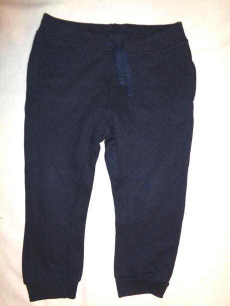 Tmavomodré silnější tepláky, 104