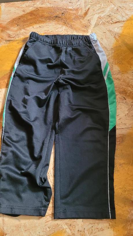 2 x tepláky, 2 x pláťáky a pantofle, 104–116