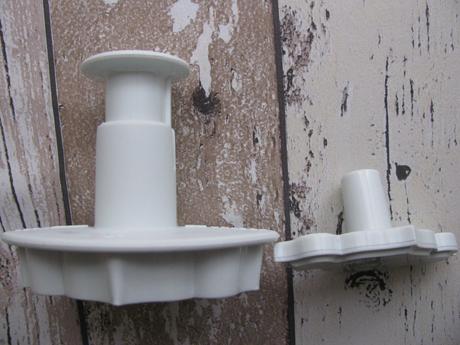 Pístový vypichovač s květinovým vzorem-plaketa, 