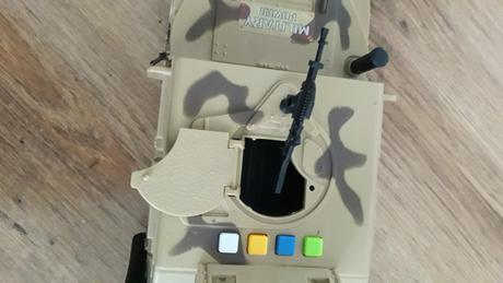 Nové vojenské auto hračka.,