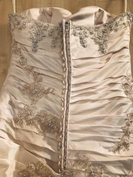 Svatební šaty barvy šampaňské - v.cca 36, s