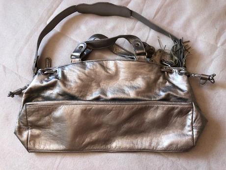 Stribrna taska pres rameno,