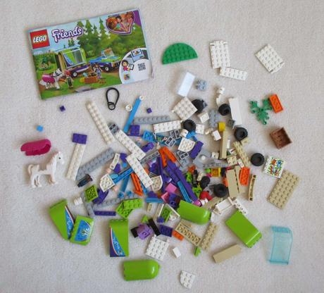 Lego friends mia a přívěs pro koně, 