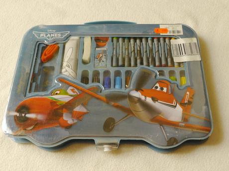 Voskovky a pres 40 nalepek planes, 