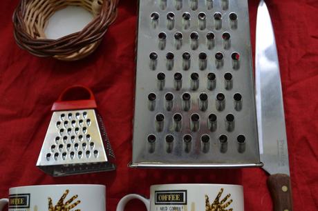 Kuchyňské retro potřeby,struhadlo,hrnky,nůž,