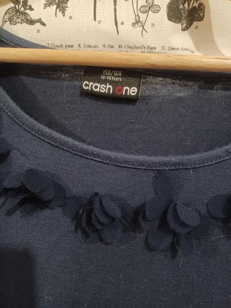 Tmavě modré tričko s tylovými květy 158/164, s/m, takko,164