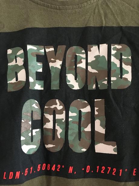 Vel. 116 khaki triko s nápisem, 116