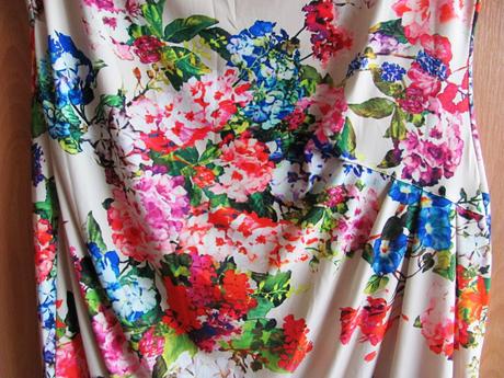 Květované šaty, 44