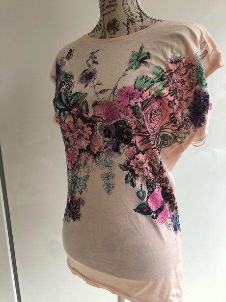 Kvetovane tricko s efektnim vystrihem na zadech xs, mango,xs