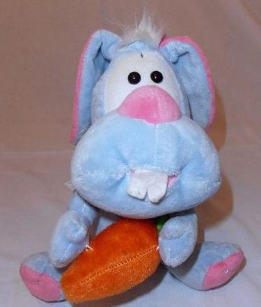 81. plyšový králík s mrkví,