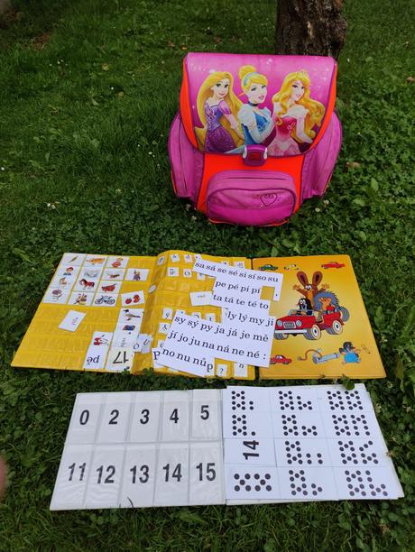 Školní aktovka+3 desky+1 bačkory,