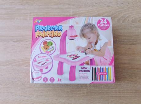 Stolek na kreslení s projektorem,