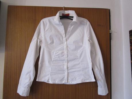 Velmi pěkná bílá bavl. halenka, slušivý střih,v. s, s