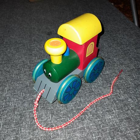 Dřevěná barevná tahací mašinka, vláček,