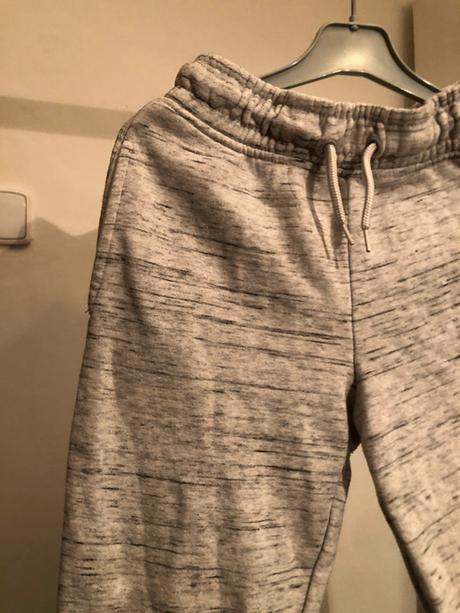 Šedé tepláky s kapsami a tkanicí, 140