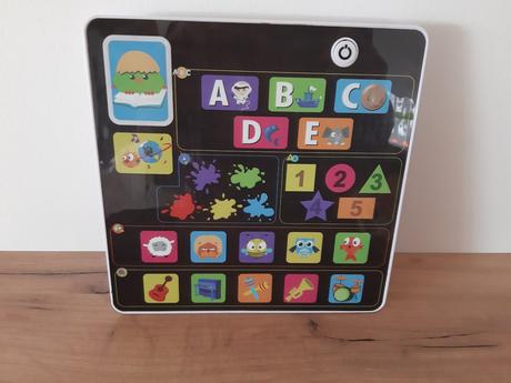 Tablet maluvící německy.,