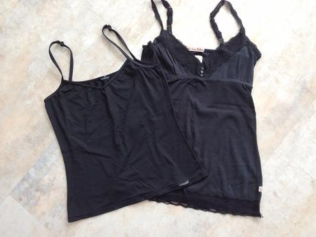 2 černá tílka zn.skiny a retro jeans  vel. s, skiny,s