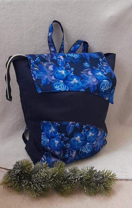 Městský prostorný batoh modré květy,