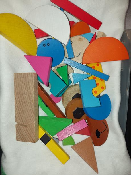 Plechová deska s písmenky a tvary, 