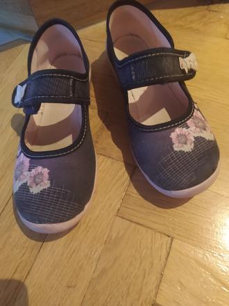 Dívčí bačkory, 33