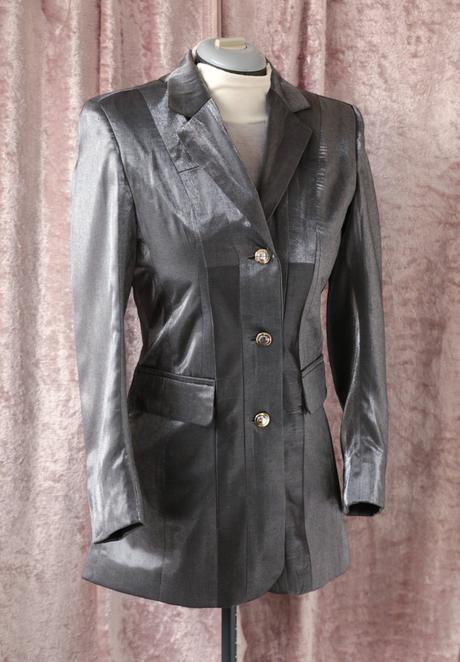 Sako s vysokým metalickým leskem, s