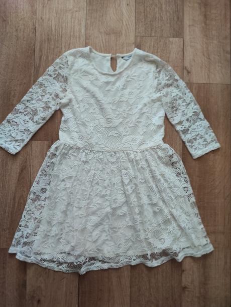 Bílé krajkové šaty, 140