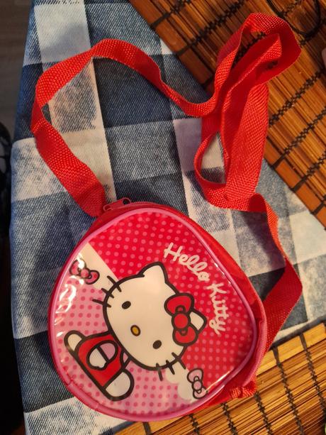 Malá taštička hello kitty plastová,