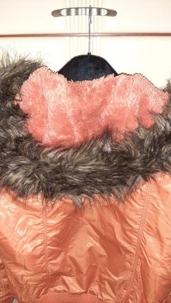 Zimní bunda lesklého vzhledu s kapucí, l