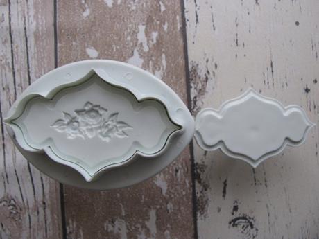 Pístový vypichovač s květinovým vzorem-plaketa, 