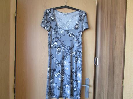 Krásné slušivé lehoučké elast. šaty z otta, 38