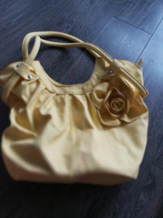 Světle žlutá kabelka, 