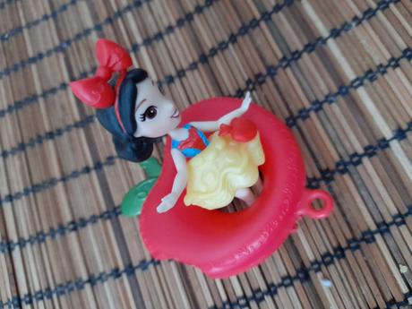 Sněhurka a jablko jako kruh do vody, panenka,