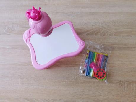 Stolek na kreslení s projektorem,