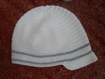 Bílá háčkovaná čepice s kšiltem bekovka, 80