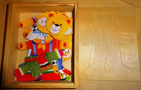 Dřevěná oblekací skládačka medvídek,