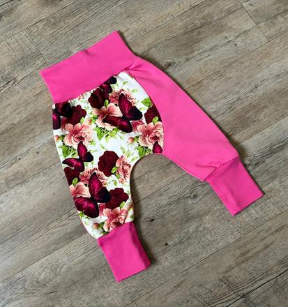 Tepláčky s kulatým sedem, 74