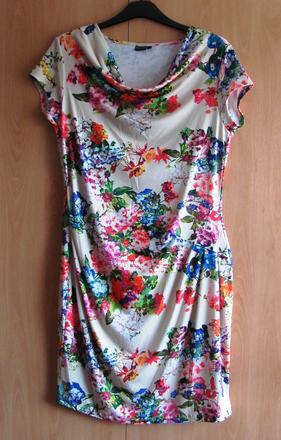 Květované šaty, 44