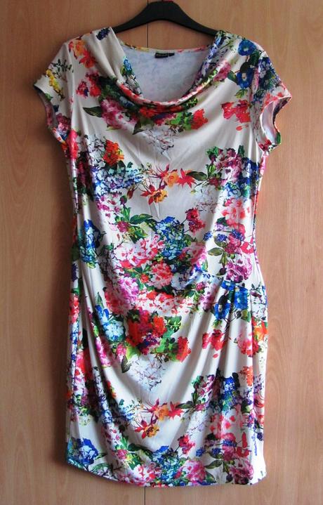 Květované šaty, 44