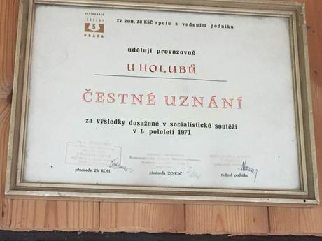 Retro čestné uznání restaurace u holubů", 