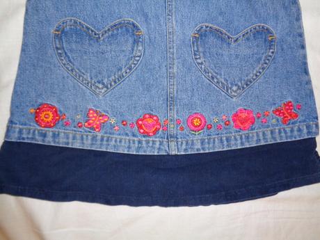 Luxusní riflové vyšívané šaty - srdíčka, 92