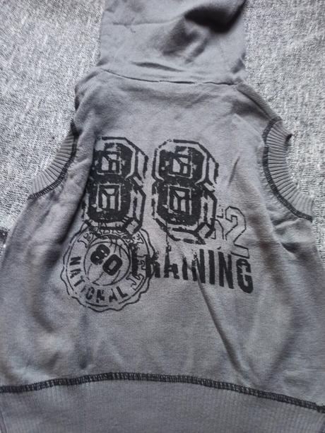 3x plátěné kalhoty,2x kšiltovka,1x vesta,2x triko, 104–116