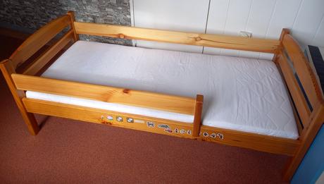 Dětská postýlka z masivního dřeva., šířka (cm): 80,délka (cm): 170