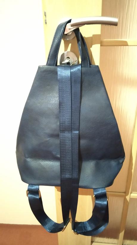 Koženkový batůžek tmavě modrý, 